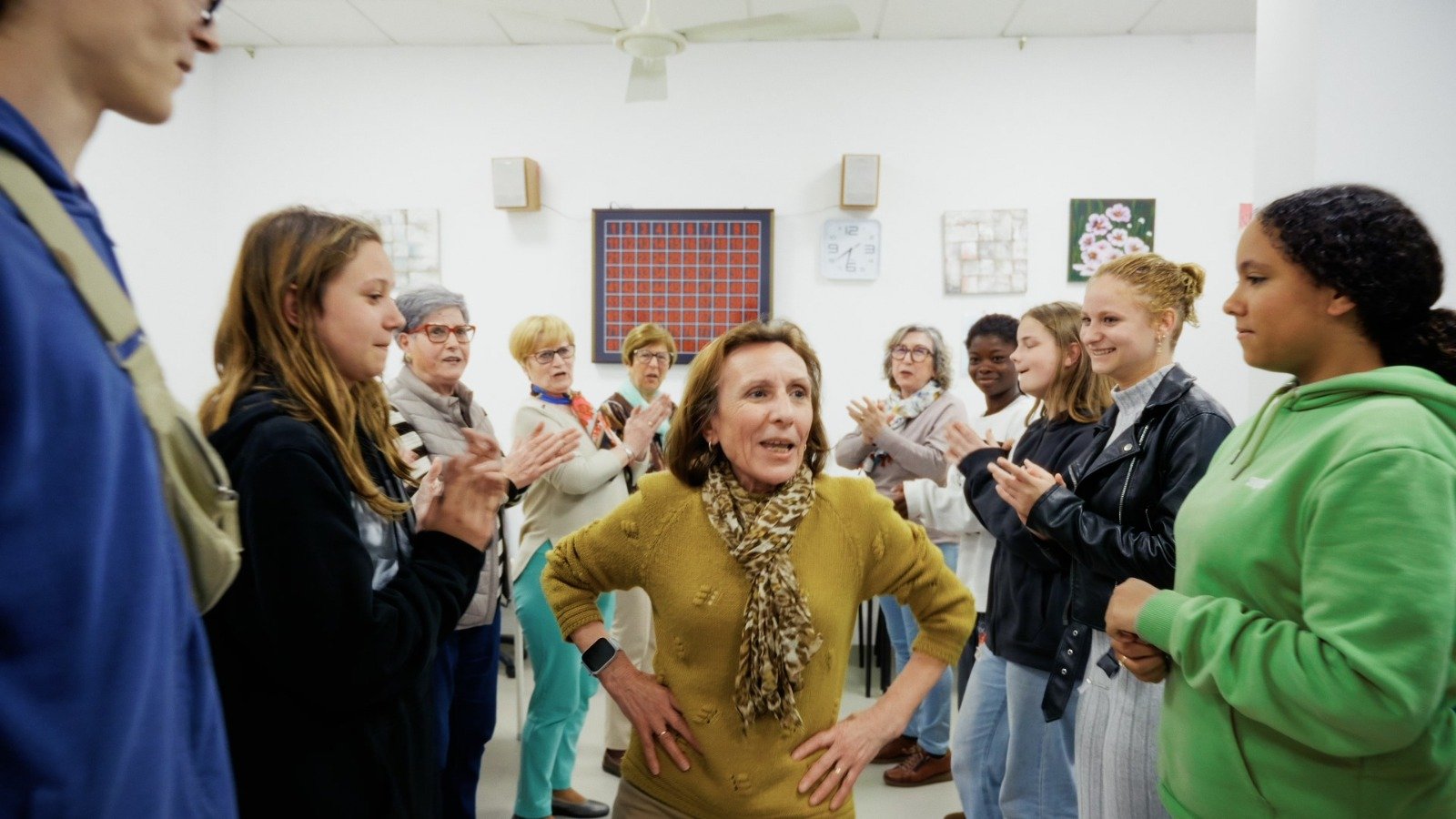 Actividad intergeneracional del proyecto Raíces Vivas Grupo intergeneracional realizando una actividad cultural en círculo, con personas jóvenes y mayores participando juntas.